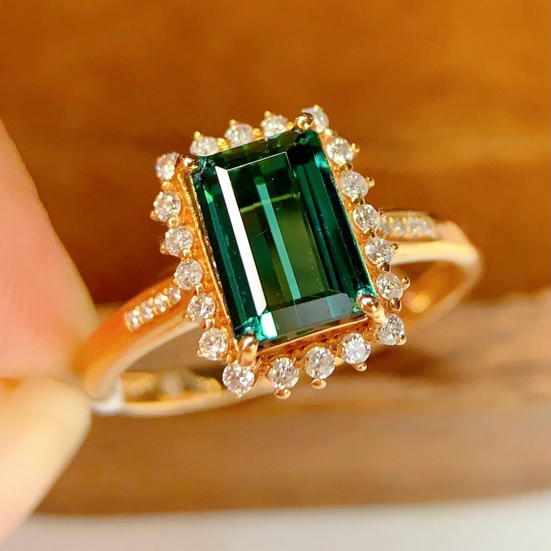 14k Gold 1.86 Ct Natural Tourmaline & Diamond Ring: Ref:231121187 // gold content:14k gold // ring size:7. 25us // // main gemstone:tourmaline // shape:octagonal // carat weight:1. 86ct // color:green // treatment:natural // // adjacent gemstone 2 : di