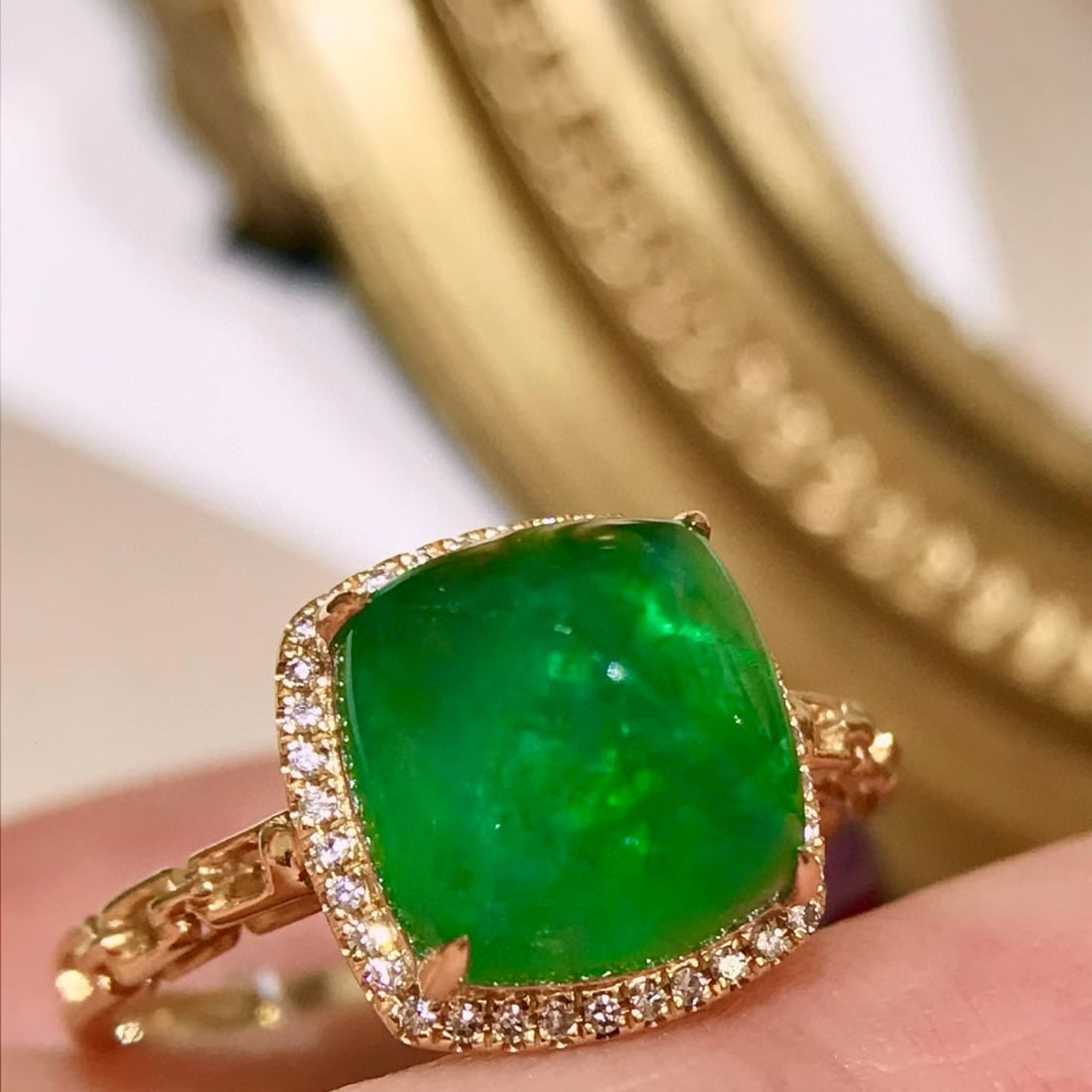 14k Gold 4.3 Ct Natural Emerald & Diamond Ring: Ref:231121205 // gold content:14k gold // ring size:7. 25us // // main gemstone:emerald // shape:sugar-loaf // carat weight:4. 3ct // color:green // treatment:natural // // adjacent gemstone 2 : diamo