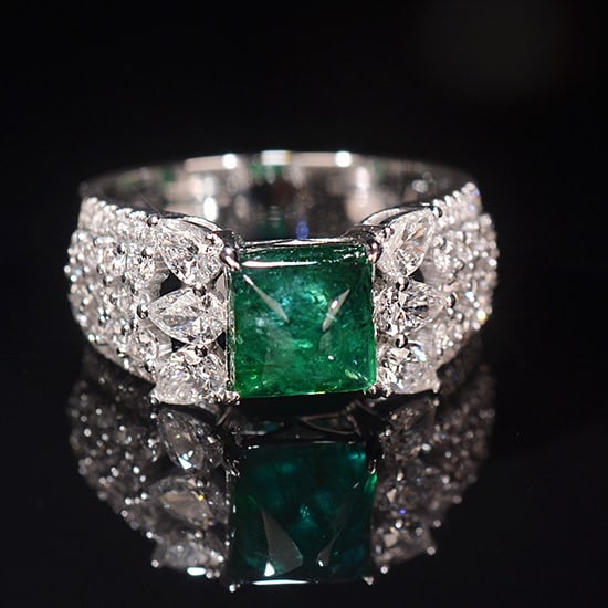 14k Gold 3.16 Ctw Natural Emerald & Diamond Ring: Ref:231122005 // gold content:14k gold // ring size:7. 25us // // main gemstone:emerald // shape:sugar-loaf // carat weight:1. 90ct // color:green // treatment:natural // // adjacent gemstone 2 : diam