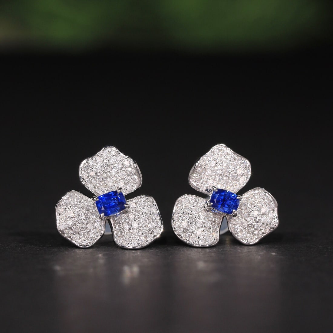 14k Gold 1.26 Ctw Natural Sapphire & Diamond Earrings: Ref:231122067 // gold content:14k gold // main gemstone:sapphire // shape:cushion // carat weight:0. 51ct // color:royal blue // treatment:natural // // adjacent gemstone 2 : diamond // shape:round //