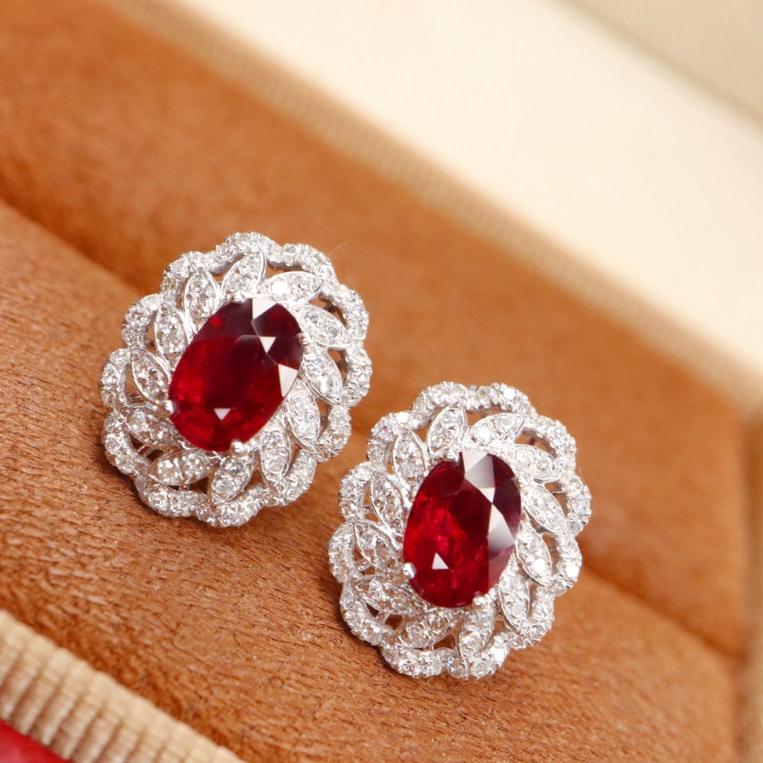 14k Gold 1.36 Ctw Vivid Red Natural Ruby & Diamond Earrings: Ref:231122099 // gold content:14k gold // main gemstone:ruby // shape:oval // carat weight:1. 00ct // color:vivid red // treatment:natural // // adjacent gemstone 2 : diamond // shape:round // carat w