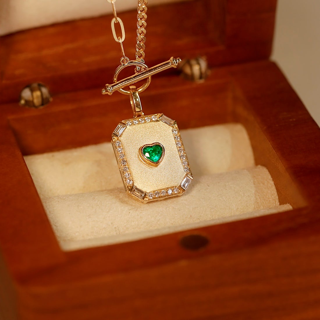 14k Gold 0.35 Ctw Vivid Green Natural Emerald & Diamond Necklace: Ref:231122114 // gold content:14k gold // main gemstone:emerald // shape:heart // carat weight:0. 13ct // color:vivid green // treatment:natural // // adjacent gemstone 2 : diamond // shape:multiple /