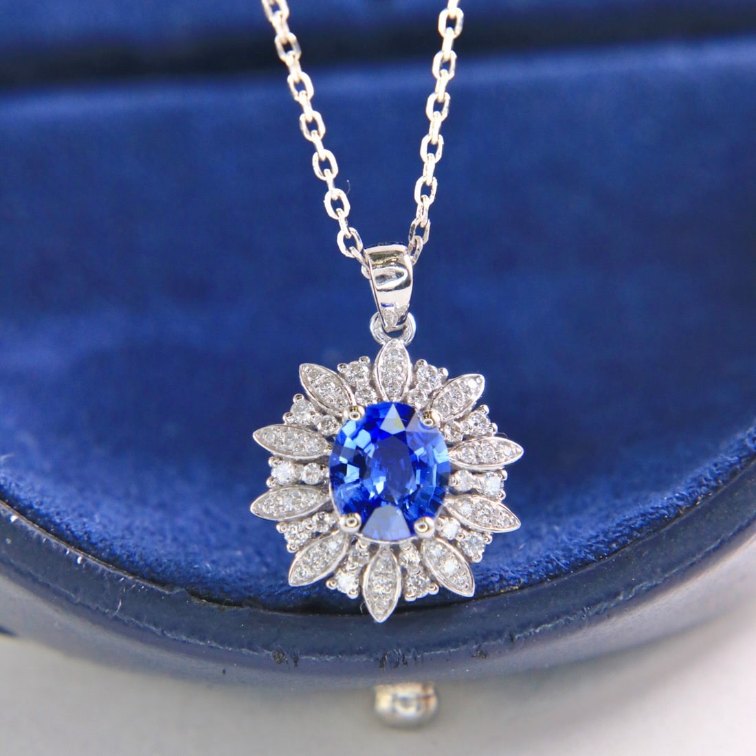 14k Gold 1.30 Ctw Natural Sapphire & Diamond Necklace: Ref:231122115 // gold content:14k gold // main gemstone:sapphire // shape:oval // carat weight:1. 09ct // color:blue // treatment:natural // // adjacent gemstone 2 : diamond // shape:round // carat we