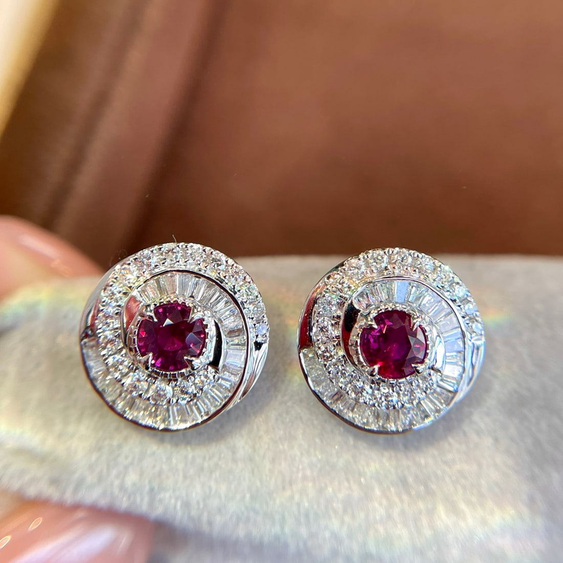 14k Gold 0.60 Ct Natural Ruby & Diamond Earrings: Ref:231122123 // gold content:14k gold // main gemstone:ruby // shape:round // carat weight:0. 60ct // color:red // treatment:natural // cut grade:g // // adjacent gemstone 2 : diamond // shape:multip