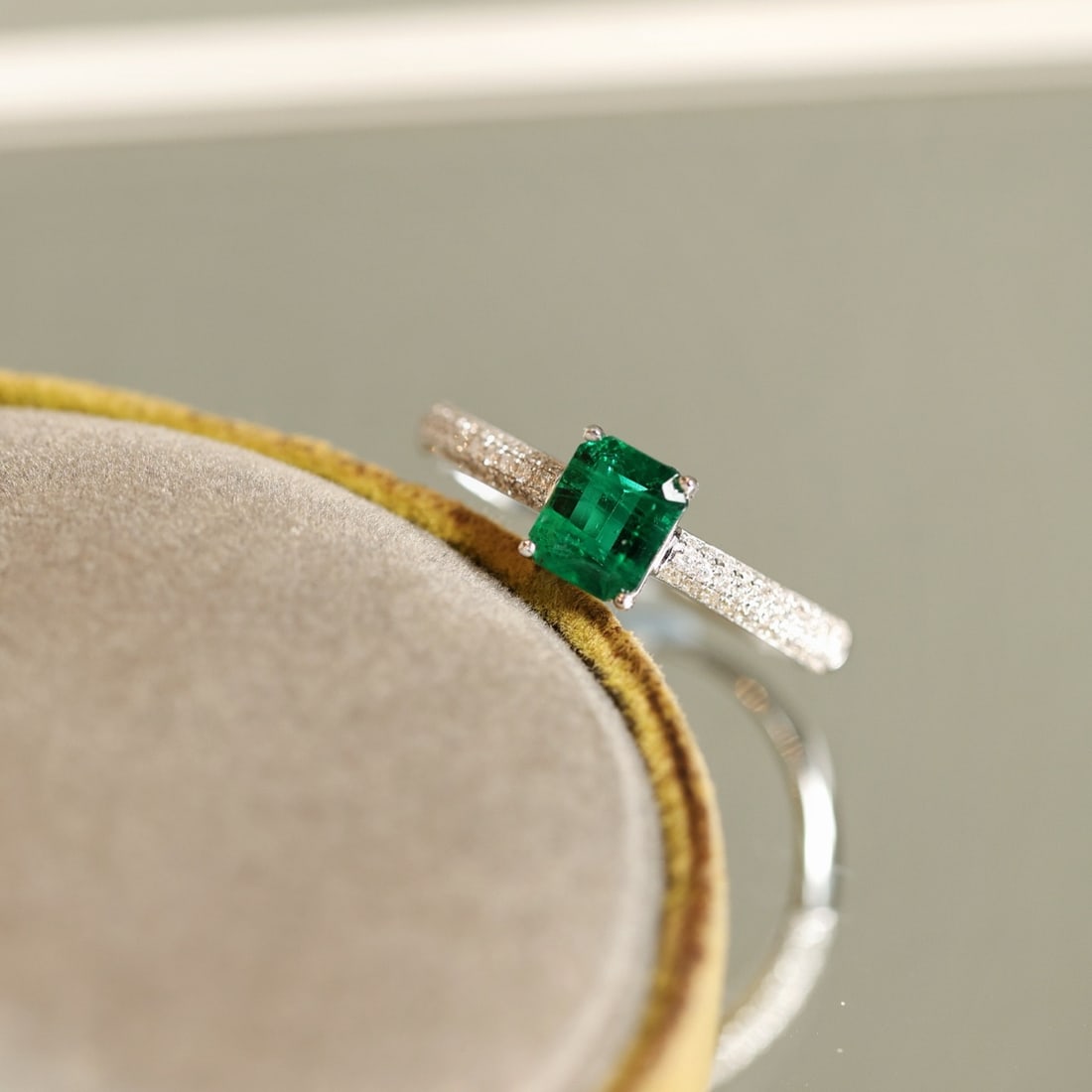 14k Gold 0.89 Ctw Vivid Green Natural Emerald & Diamond Ring - 2