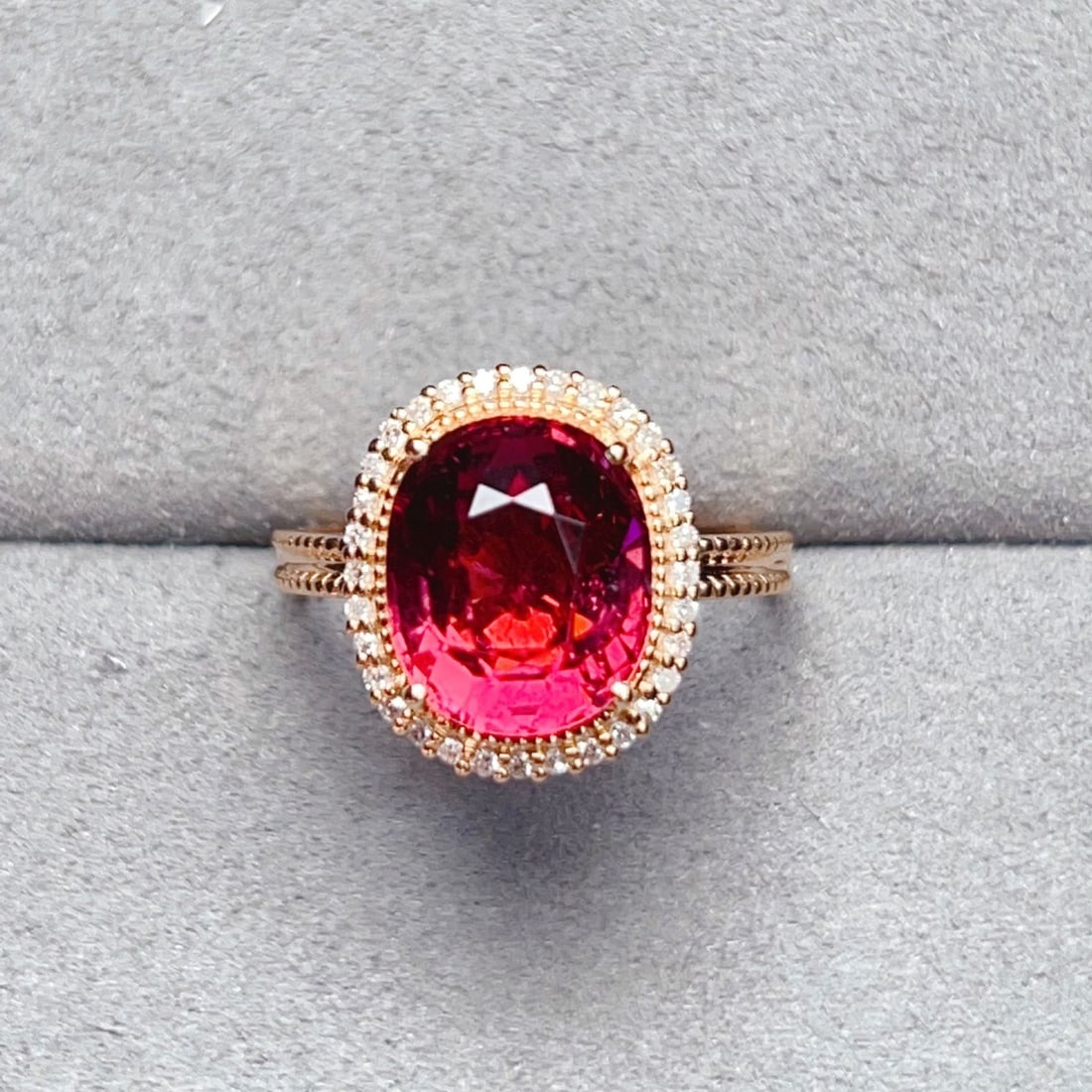 14k Gold 4.25 Ct Natural Tourmaline & Diamond Ring: Ref:231122138 // gold content:14k gold // ring size:7. 25us // // main gemstone:tourmaline // shape:oval // carat weight:4. 25ct // color:red // treatment:natural // // adjacent gemstone 2 : diamond /