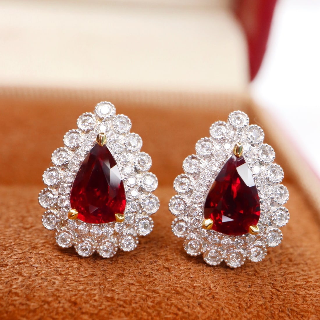 14k Gold 1.11 Ctw Vivid Red Natural Ruby & Diamond Earrings: Ref:231122141 // gold content:14k gold // main gemstone:ruby // shape:pear // carat weight:0. 81ct // color:vivid red // treatment:natural // // adjacent gemstone 2 : diamond // shape:round // carat w