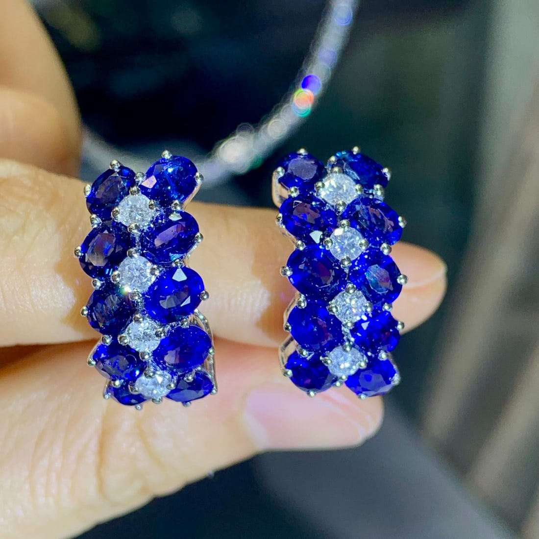 14k Gold 4.44 Ctw Natural Sapphire & Diamond Earrings: Ref:231122146 // gold content:14k gold // main gemstone:sapphire // shape:oval // carat weight:4. 05ct // color:blue // treatment:natural // // adjacent gemstone 2 : diamond // shape:round // carat we