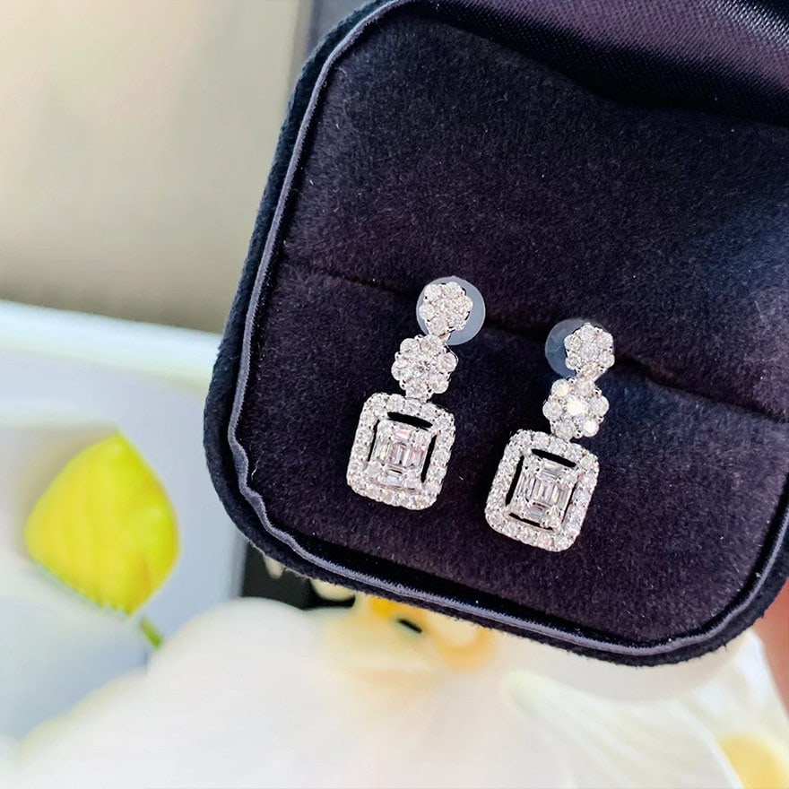 14k Gold 0.9 Ct Natural H Diamond Earrings: Ref:231122149 // gold content:14k gold // main gemstone:diamond // shape:multiple // carat weight:0. 9ct // clarity grade:vs-si // color:h // treatment:natural // Condition: New Low Estimate: 3300 Hi