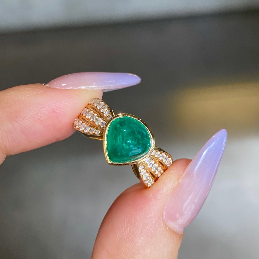 14k Gold 3.28 Ctw Natural Emerald & Diamond Ring: Ref:231122151 // gold content:14k gold // ring size:7. 25us // // main gemstone:emerald // shape:pear // carat weight:2. 53ct // color:green // treatment:natural // // adjacent gemstone 2 : diamond //