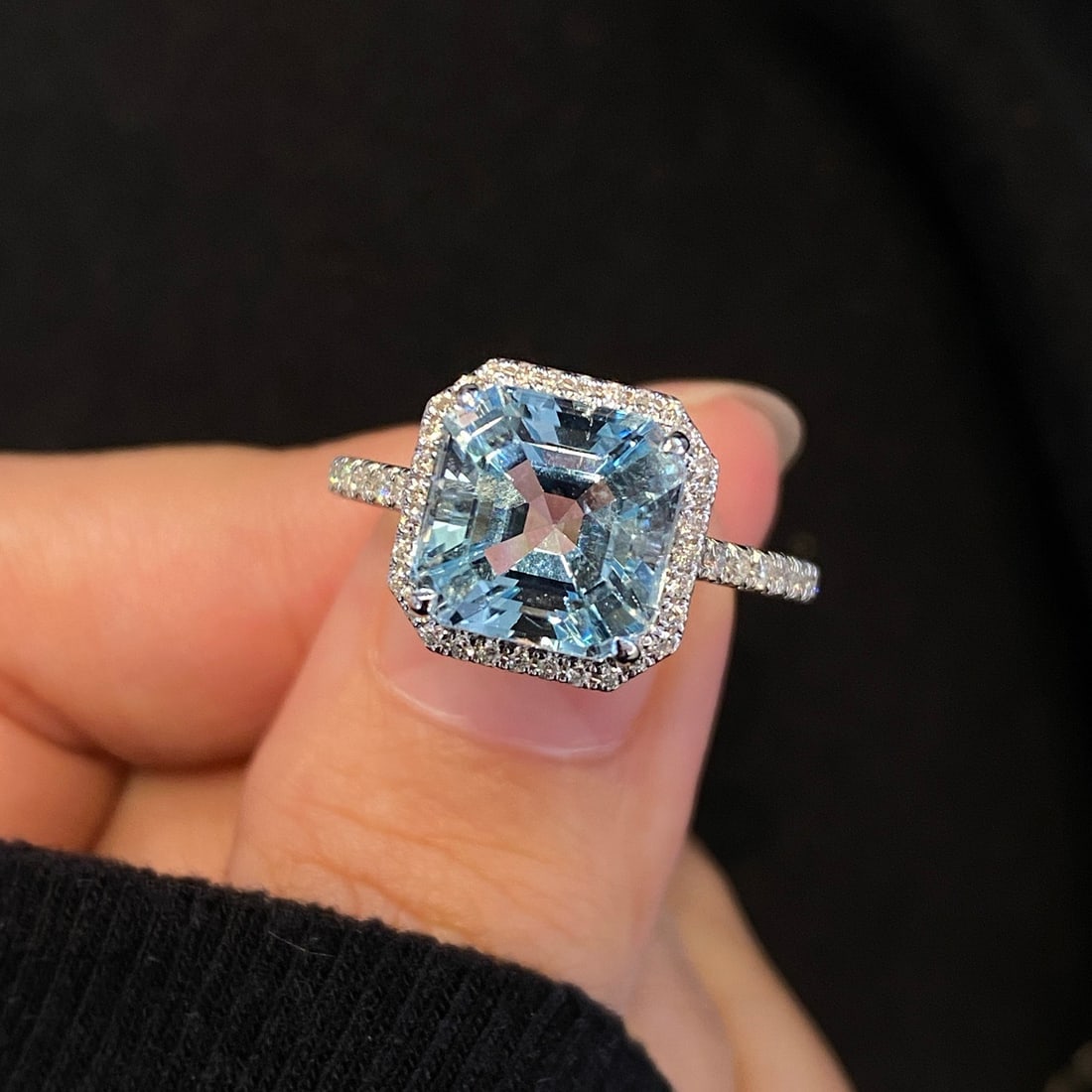 14k Gold 3.53 Ctw Natural Aquamarine & Diamond Ring: Ref:231122154 // gold content:14k gold // ring size:7. 25us // // main gemstone:aquamarine // shape:octagonal // carat weight:3. 23ct // color:santa maria color // treatment:natural // // adjacent gem