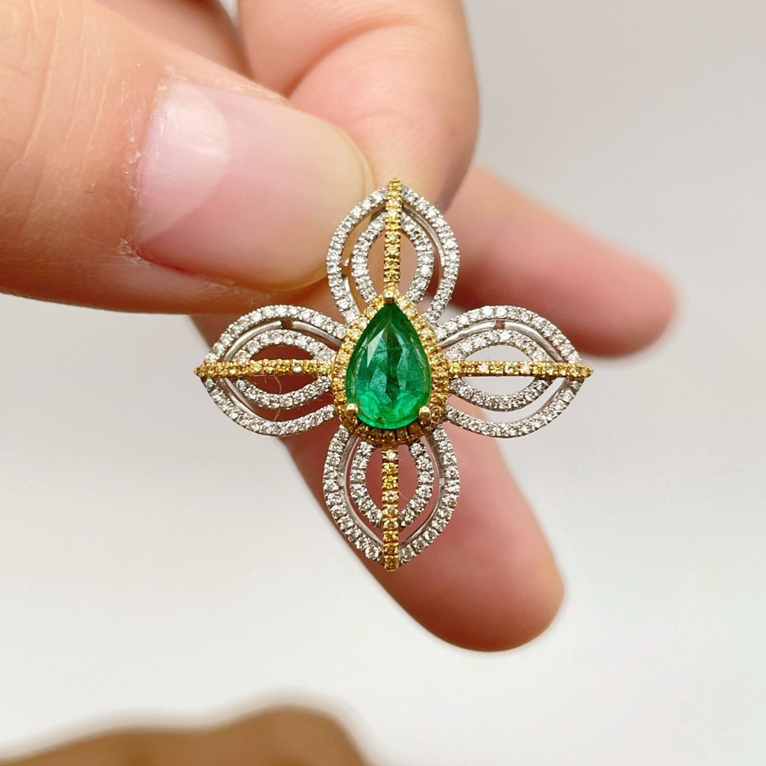 14k Gold 0.91 Ctw Natural Emerald & Diamond Pendant( Without Chain ): Ref:231122159 // gold content:14k gold // main gemstone:emerald // shape:pear // carat weight:0. 61ct // color:green // treatment:natural // // adjacent gemstone 2 : diamond // shape:round // carat we