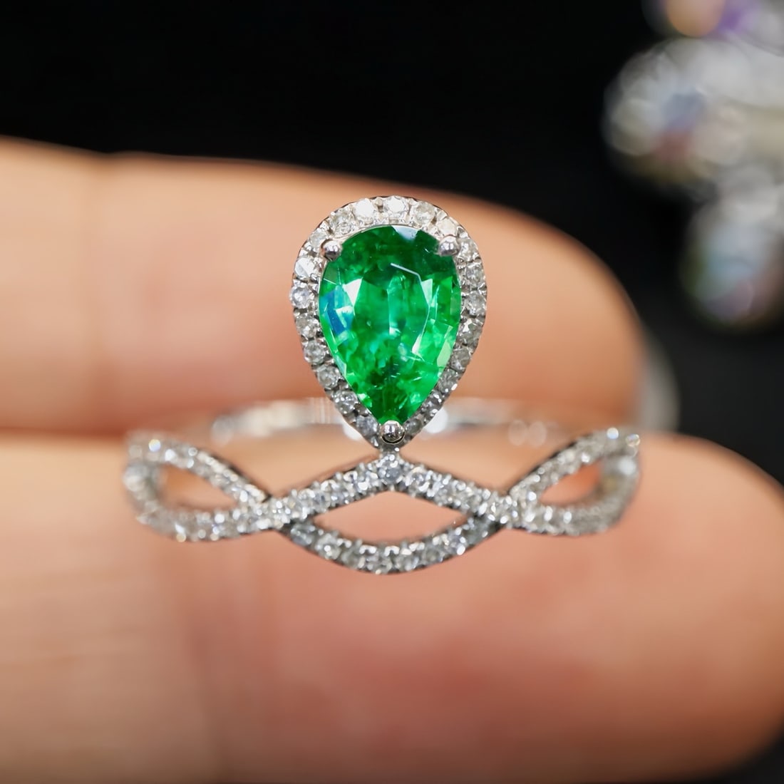 14k Gold 0.73 Ctw Vivid Green Natural Emerald & Diamond Ring: Ref:231122160 // gold content:14k gold // ring size:7. 25us // // main gemstone:emerald // shape:pear // carat weight:0. 5ct // color:vivid green // treatment:natural // // adjacent gemstone 2 : diamo