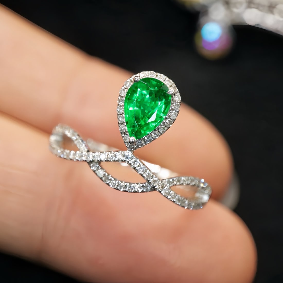 14k Gold 0.73 Ctw Vivid Green Natural Emerald & Diamond Ring - 3