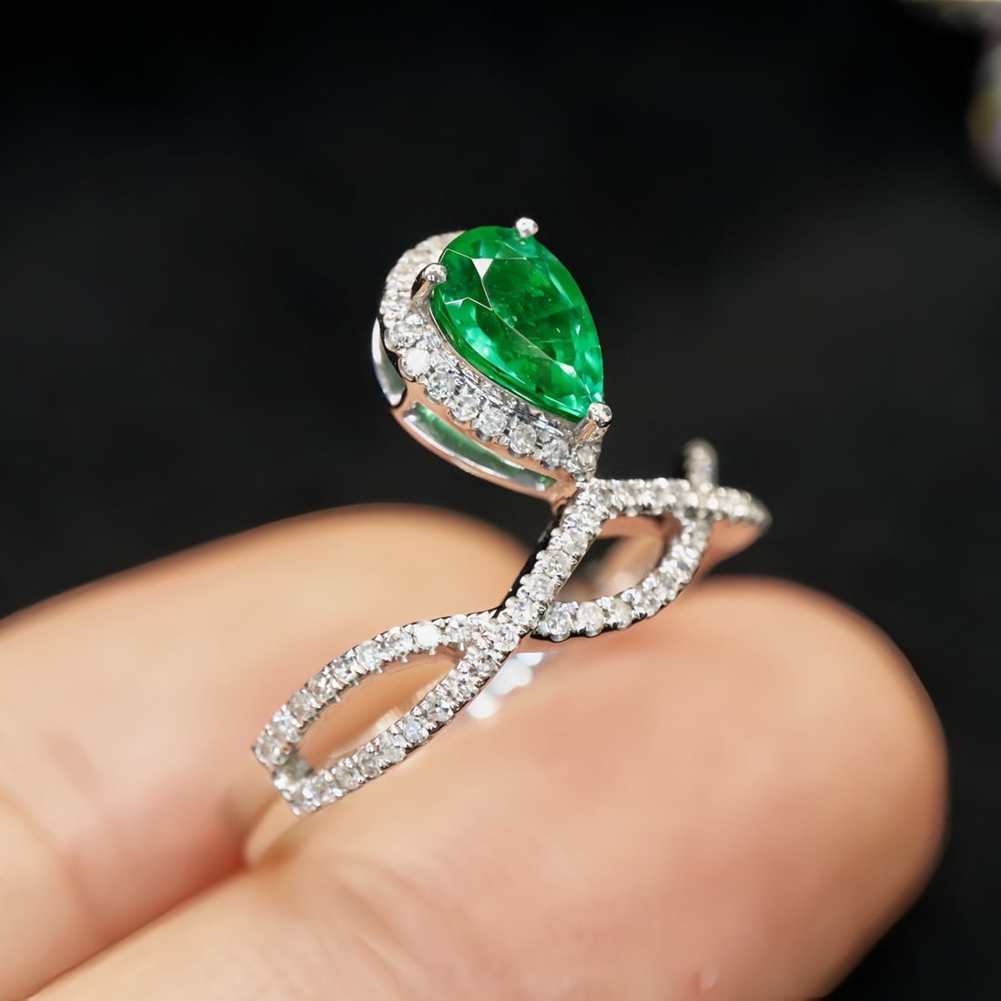 14k Gold 0.73 Ctw Vivid Green Natural Emerald & Diamond Ring - 4
