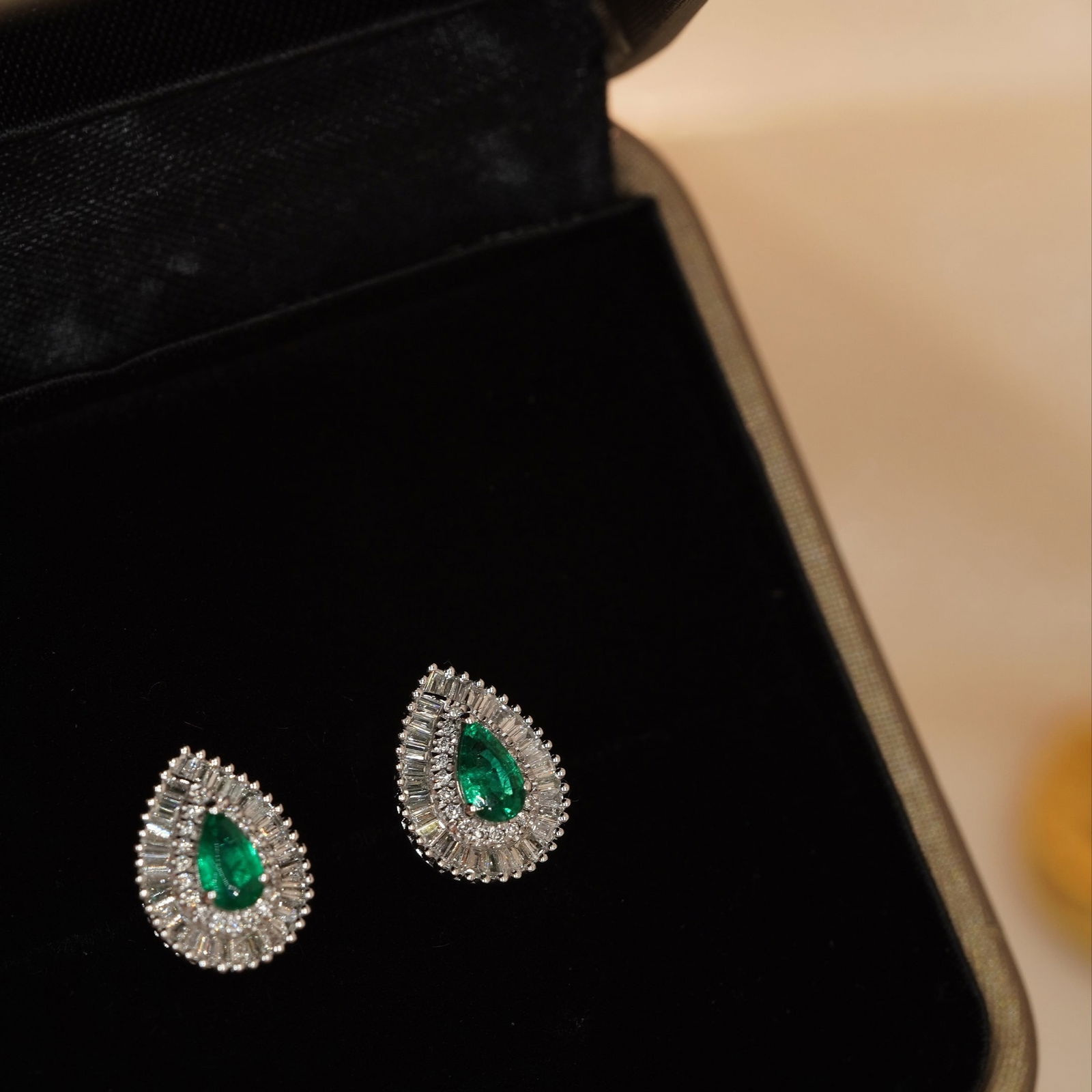 14k Gold 0.82 Ctw Vivid Green Natural Emerald & Diamond Earrings - 4