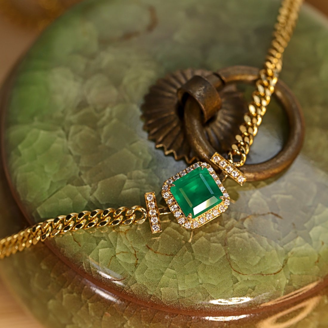 14k Gold 1.93 Ctw Vivid Green Natural Emerald & Diamond Necklace: Ref:231122172 // gold content:14k gold // main gemstone:emerald // shape:octagonal // carat weight:1. 75ct // color:vivid green // treatment:natural // // adjacent gemstone 2 : diamond // shape:round