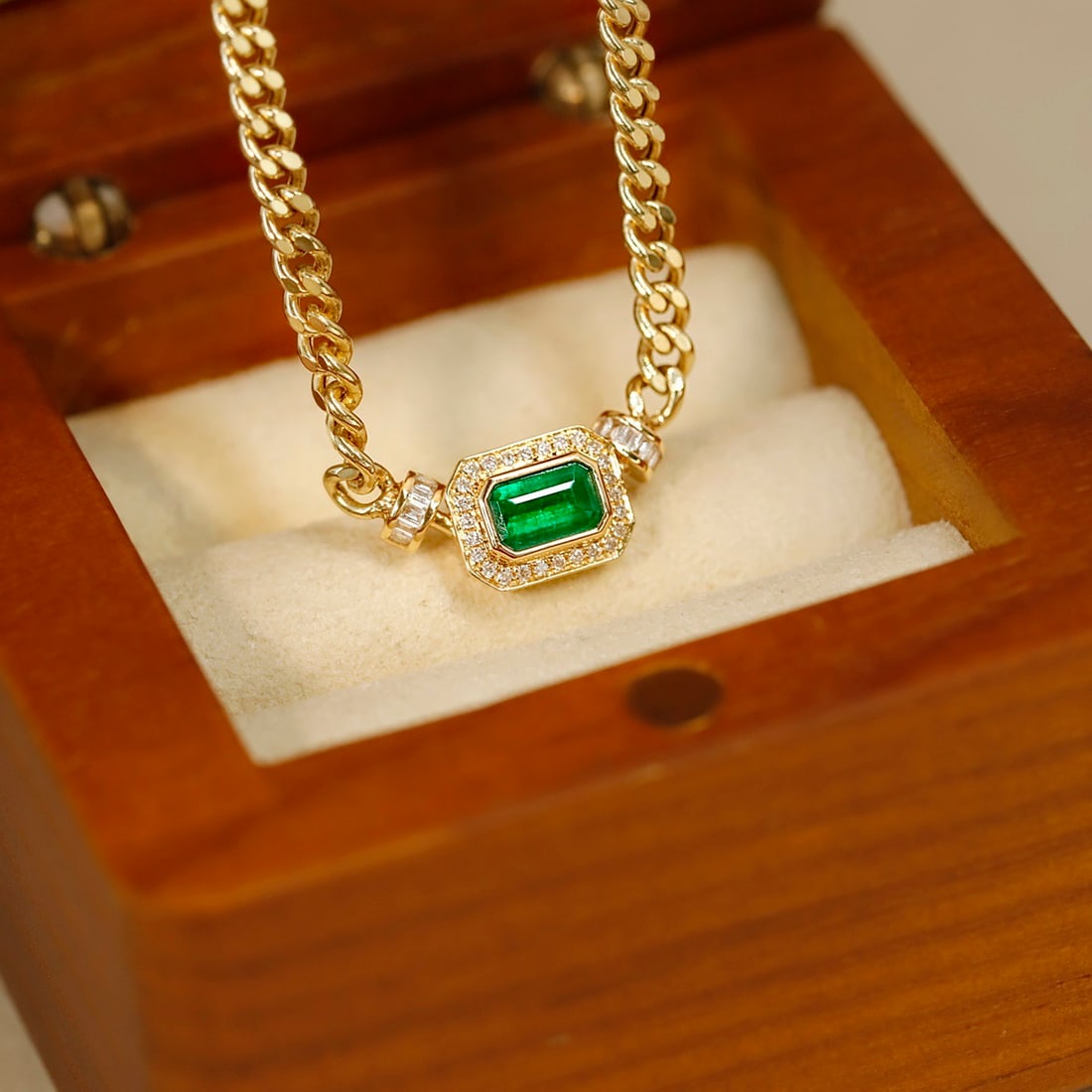 14k Gold 0.58 Ctw Vivid Green Natural Emerald & Diamond Necklace: Ref:231122178 // gold content:14k gold // main gemstone:emerald // shape:octagonal // carat weight:0. 44ct // color:vivid green // treatment:natural // // adjacent gemstone 2 : diamond // shape:multip