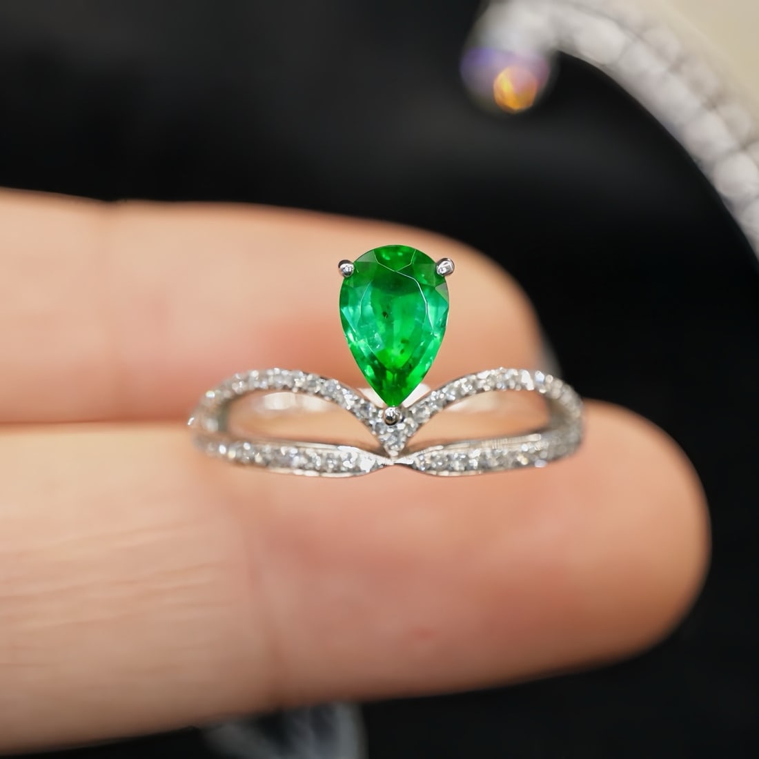 14k Gold 0.80 Ctw Vivid Green Natural Emerald & Diamond Ring: Ref:231122192 // gold content:14k gold // ring size:7. 25us // // main gemstone:emerald // shape:pear // carat weight:0. 63ct // color:vivid green // treatment:natural // // adjacent gemstone 2 : diam