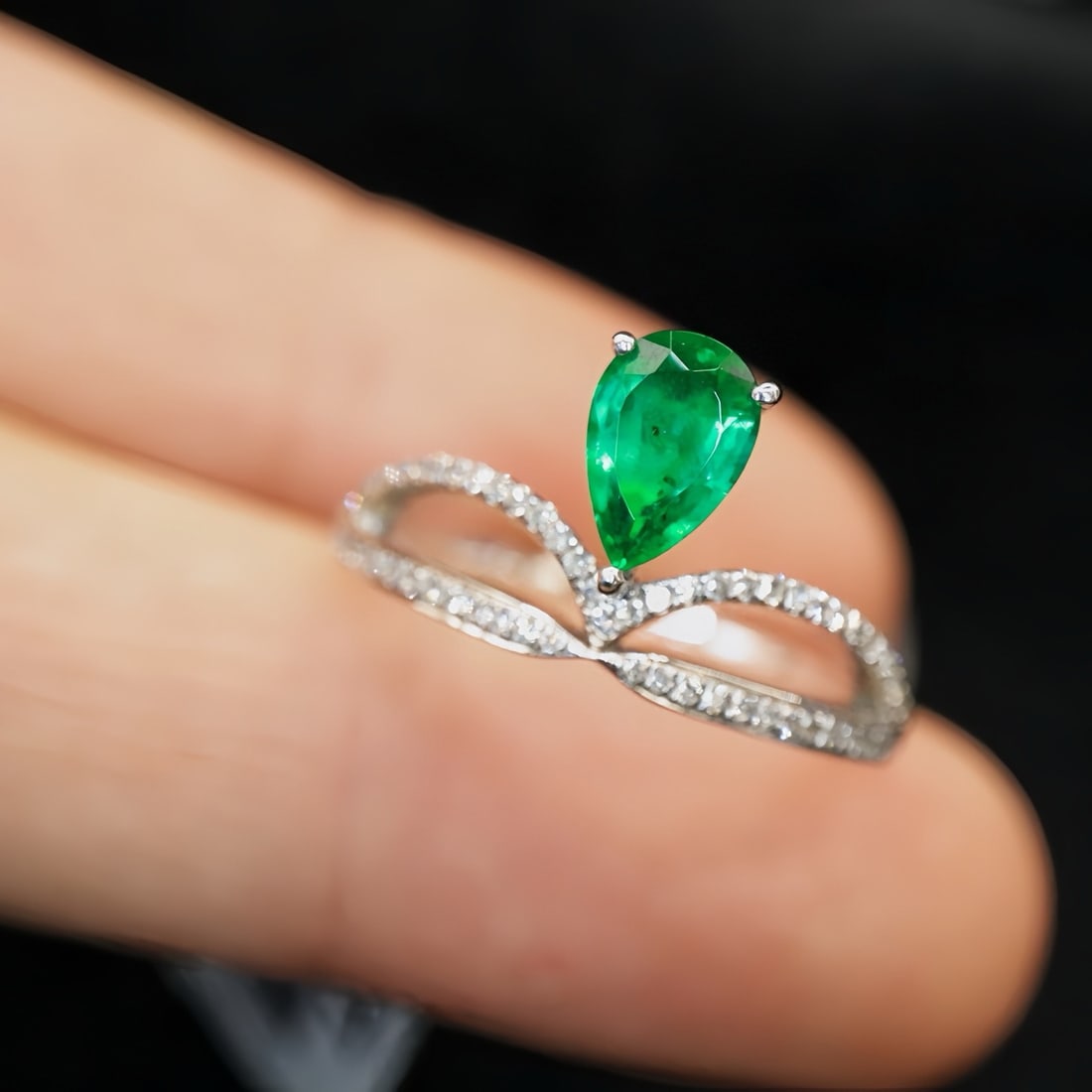 14k Gold 0.80 Ctw Vivid Green Natural Emerald & Diamond Ring - 3