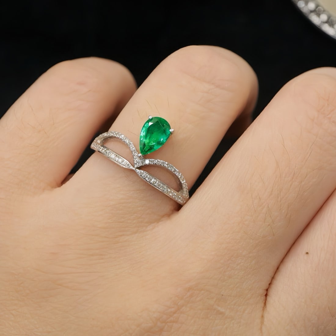 14k Gold 0.80 Ctw Vivid Green Natural Emerald & Diamond Ring - 6