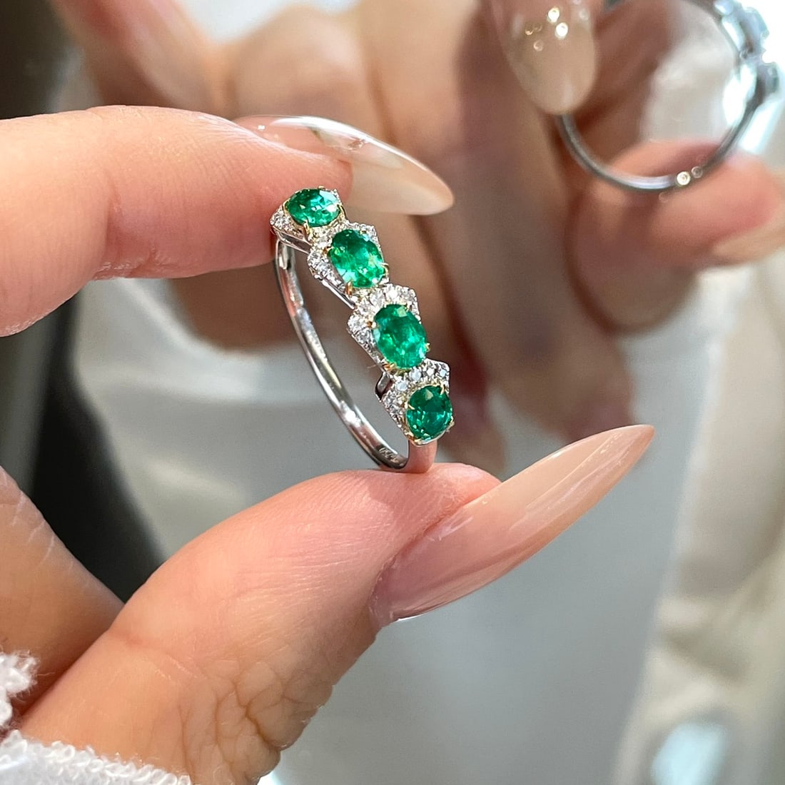 14k Gold 0.61 Ct Vivid Green Natural Emerald & Diamond Ring - 2