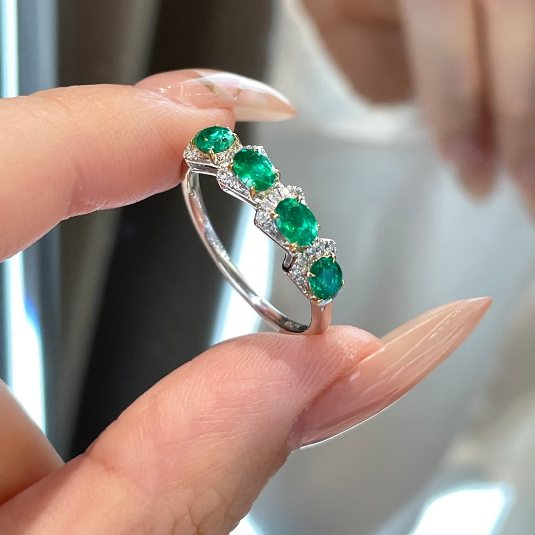 14k Gold 0.61 Ct Vivid Green Natural Emerald & Diamond Ring - 3