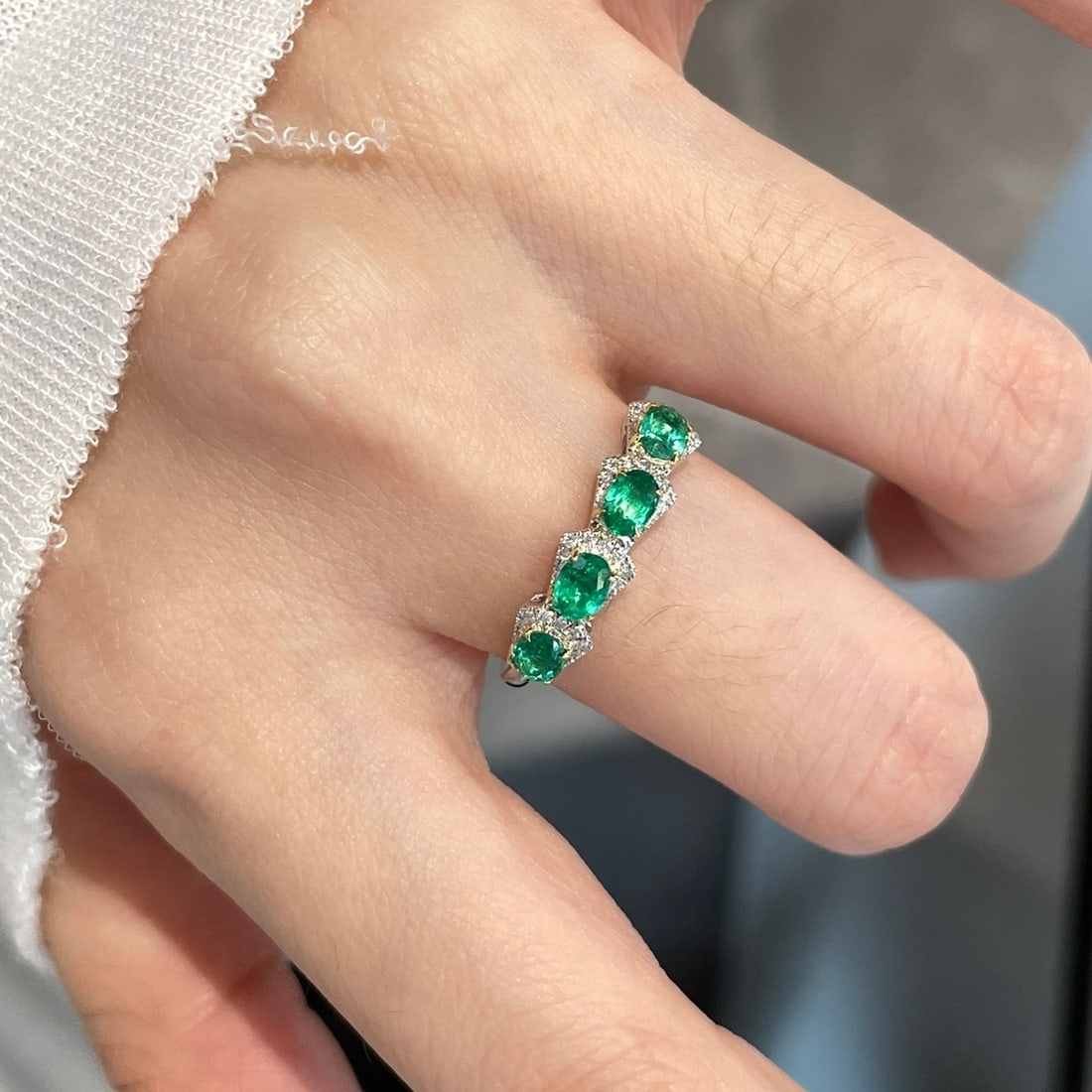 14k Gold 0.61 Ct Vivid Green Natural Emerald & Diamond Ring - 8