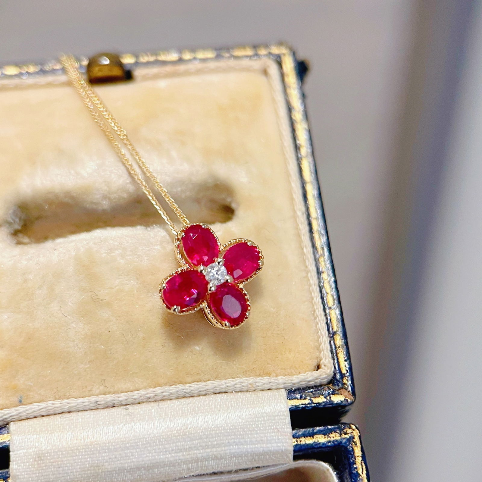 14k Gold 0.6 Ct Vivid Red Natural Ruby & Diamond Necklace: Ref:231122194 // gold content:14k gold // main gemstone:ruby // shape:oval // carat weight:0. 6ct // color:vivid red // treatment:natural // // adjacent gemstone 2 : diamond // shape:round // clarity