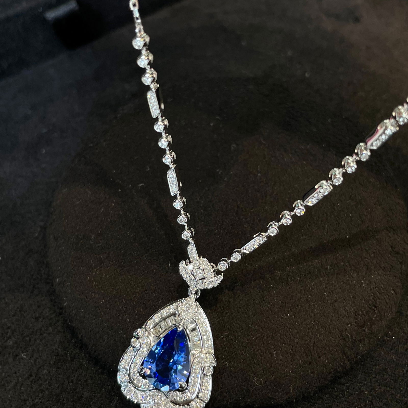 14k Gold 1.75 Ct Vivid Blue Natural Sapphire & Diamond Necklace: Ref:231122196 // gold content:14k gold // main gemstone:sapphire // shape:pear // carat weight:1. 75ct // color:vivid blue // treatment:natural // // adjacent gemstone 2 : diamond // shape:multiple //