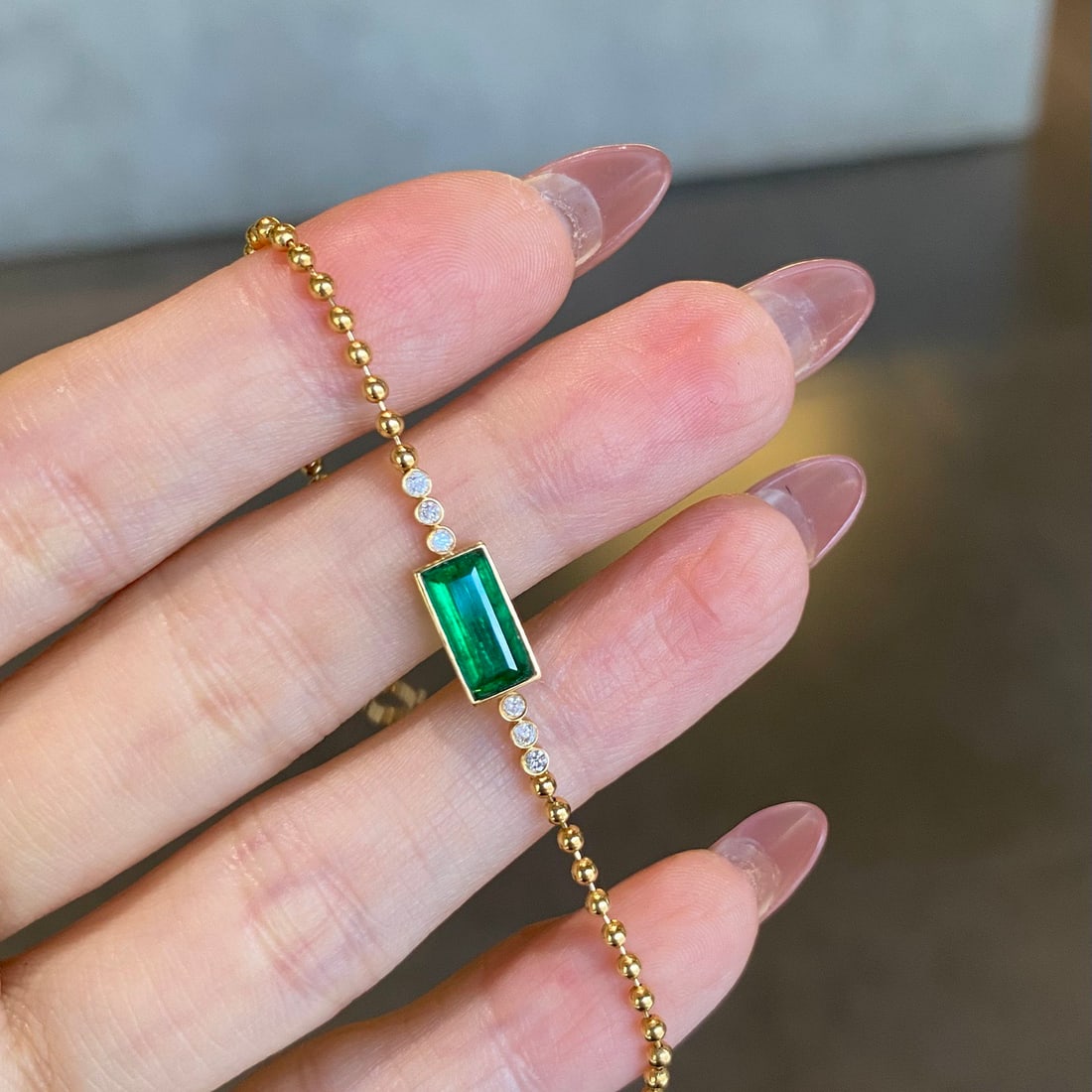 14k Gold 1.23 Ctw Vivid Green Natural Emerald & Diamond Bracelet: Ref:231122204 // gold content:14k gold // main gemstone:emerald // shape:rectangle // carat weight:1. 11ct // color:vivid green // treatment:natural // // adjacent gemstone 2 : diamond // shape:round