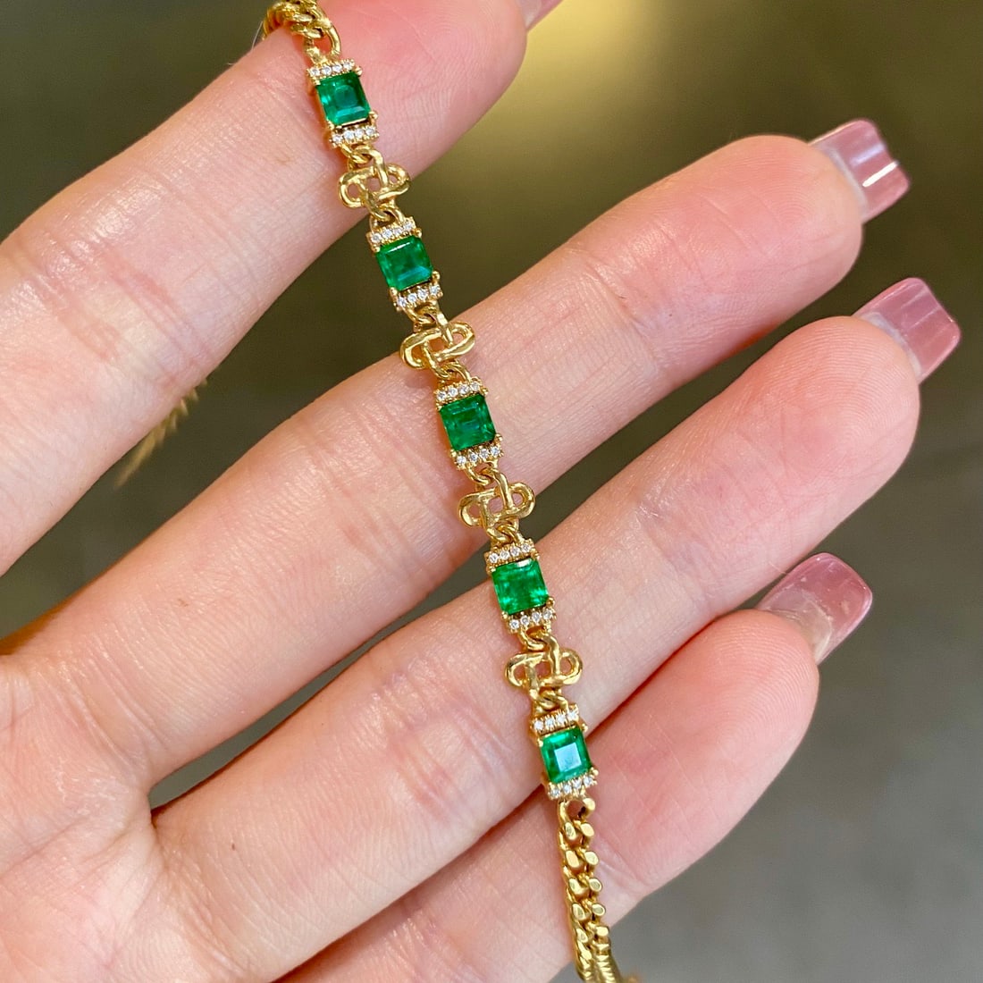 14k Gold 1.12 Ct Vivid Green Natural Emerald & Diamond Bracelet: Ref:231122205 // gold content:14k gold // main gemstone:emerald // shape:square // carat weight:1. 12ct // color:vivid green // treatment:natural // // adjacent gemstone 2 : diamond // shape:round //