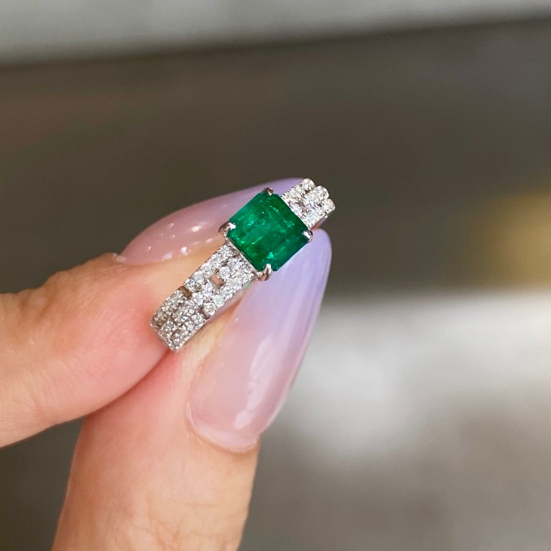 14k Gold 1.09 Ctw Vivid Green Natural Emerald & Diamond Ring: Ref:231122208 // gold content:14k gold // ring size:7. 25us // // main gemstone:emerald // shape:octagonal // carat weight:0. 83ct // color:vivid green // treatment:natural // // adjacent gemstone 2 :