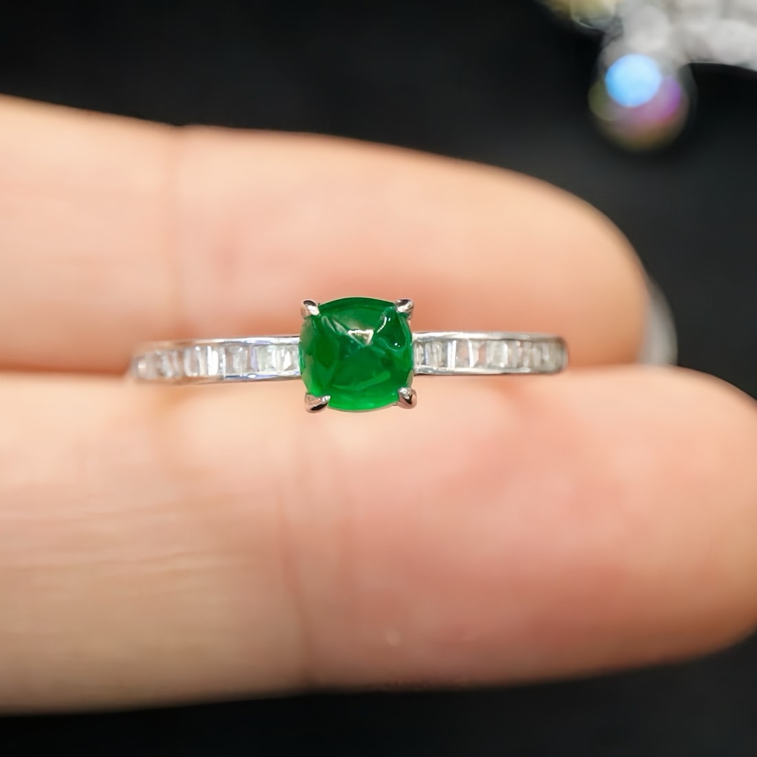 14k Gold 0.75 Ctw Vivid Green Natural Emerald & Diamond Ring: Ref:231122222 // gold content:14k gold // ring size:7. 25us // // main gemstone:emerald // shape:sugar-loaf // carat weight:0. 60ct // color:vivid green // treatment:natural // // adjacent