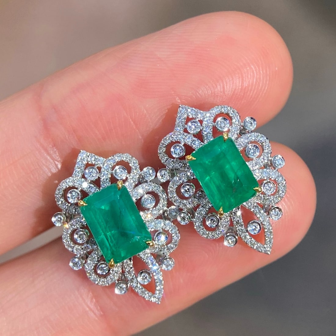 14k Gold 2.45 Ctw Natural Emerald & Diamond Earrings: Ref:231122227 // gold content:14k gold // main gemstone:emerald // shape:octagonal // carat weight:2. 04ct // color:green // treatment:natural // // adjacent gemstone 2 : diamond // shape:round // car