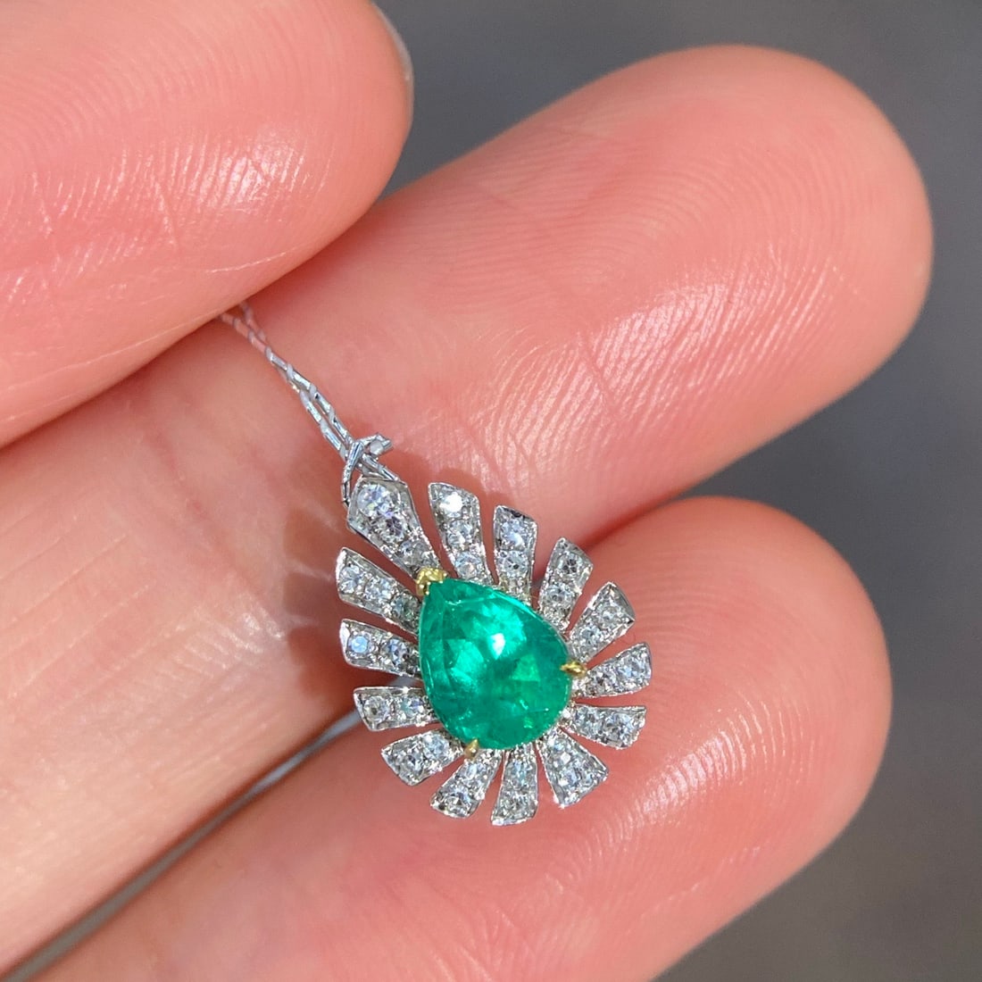 14k Gold 0.60 Ctw Natural Emerald & Diamond Pendant( Without Chain ): Ref:231122229 // gold content:14k gold // main gemstone:emerald // shape:pear // carat weight:0. 43ct // color:green // treatment:natural // // adjacent gemstone 2 : diamond // shape:round // carat