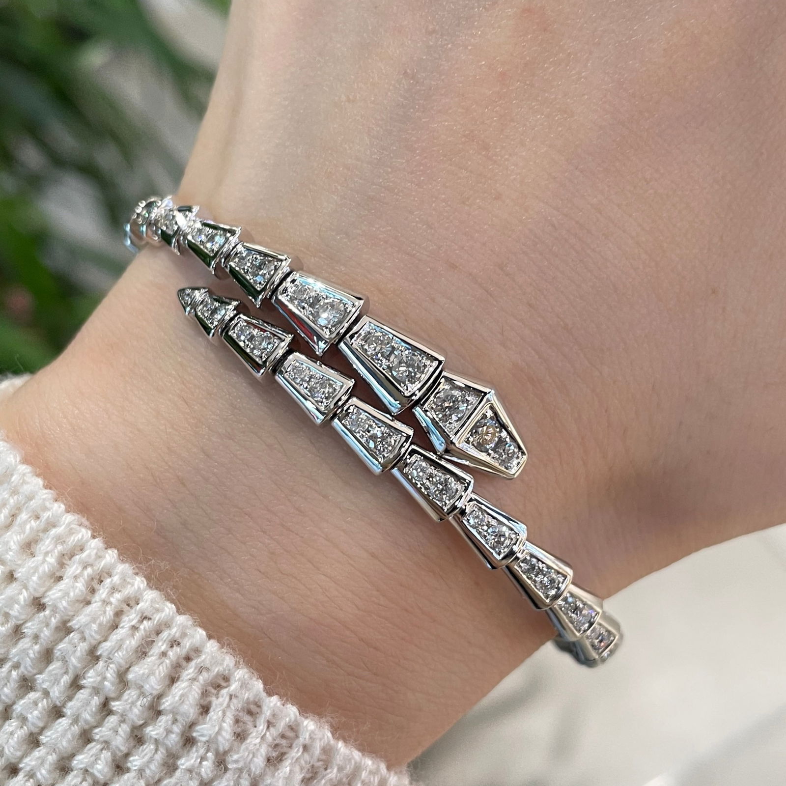 14k Gold 2 Ct Natural H Diamond Bangle: Ref:231122230 // gold content:14k gold // main gemstone:diamond // shape:round // carat weight:2ct // clarity grade:vs-si // color:h // treatment:natural // cut grade:g // 