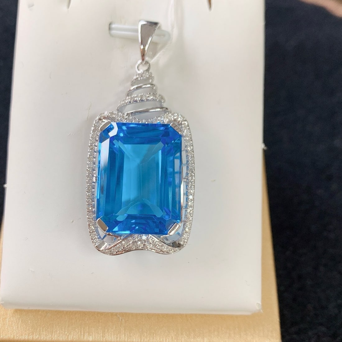 14k Gold 27.65 Ctw Natural Topaz & Diamond Pendant( Without Chain ): Ref:231122266 // gold content:14k gold // main gemstone:topaz // shape:octagonal // carat weight:27. 23ct // color:blue // treatment:natural // // adjacent gemstone 2 : diamond // number of stones:86