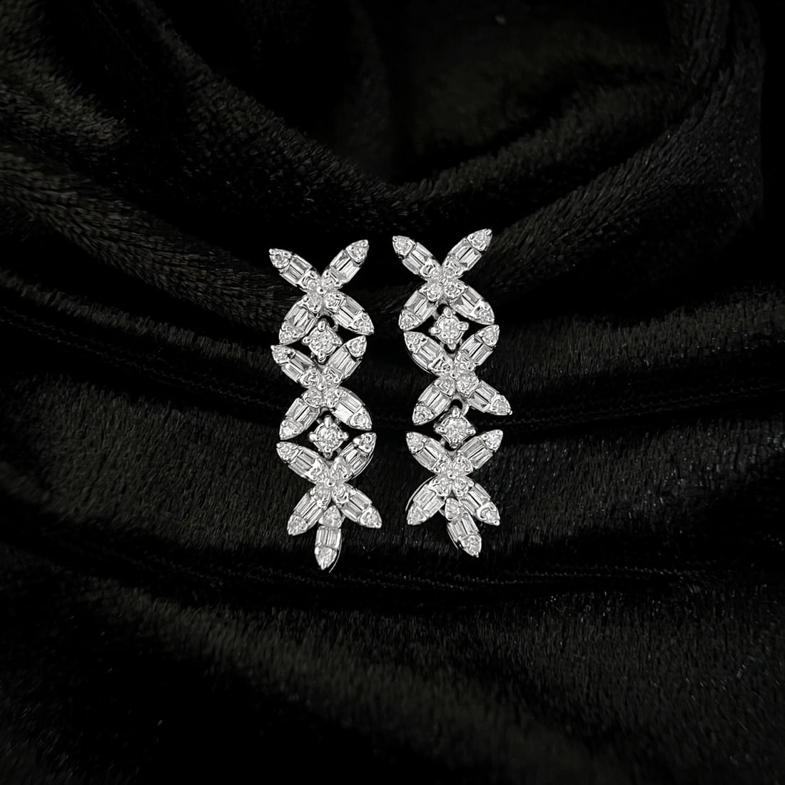 14k Gold 1.1 Ct Natural H Diamond Earrings: Ref:231122297 // gold content:14k gold // main gemstone:diamond // shape:multiple // carat weight:1. 1ct // clarity grade:vs-si // color:h // treatment:natural // Low Estimate: 4500 Condition: New Hi