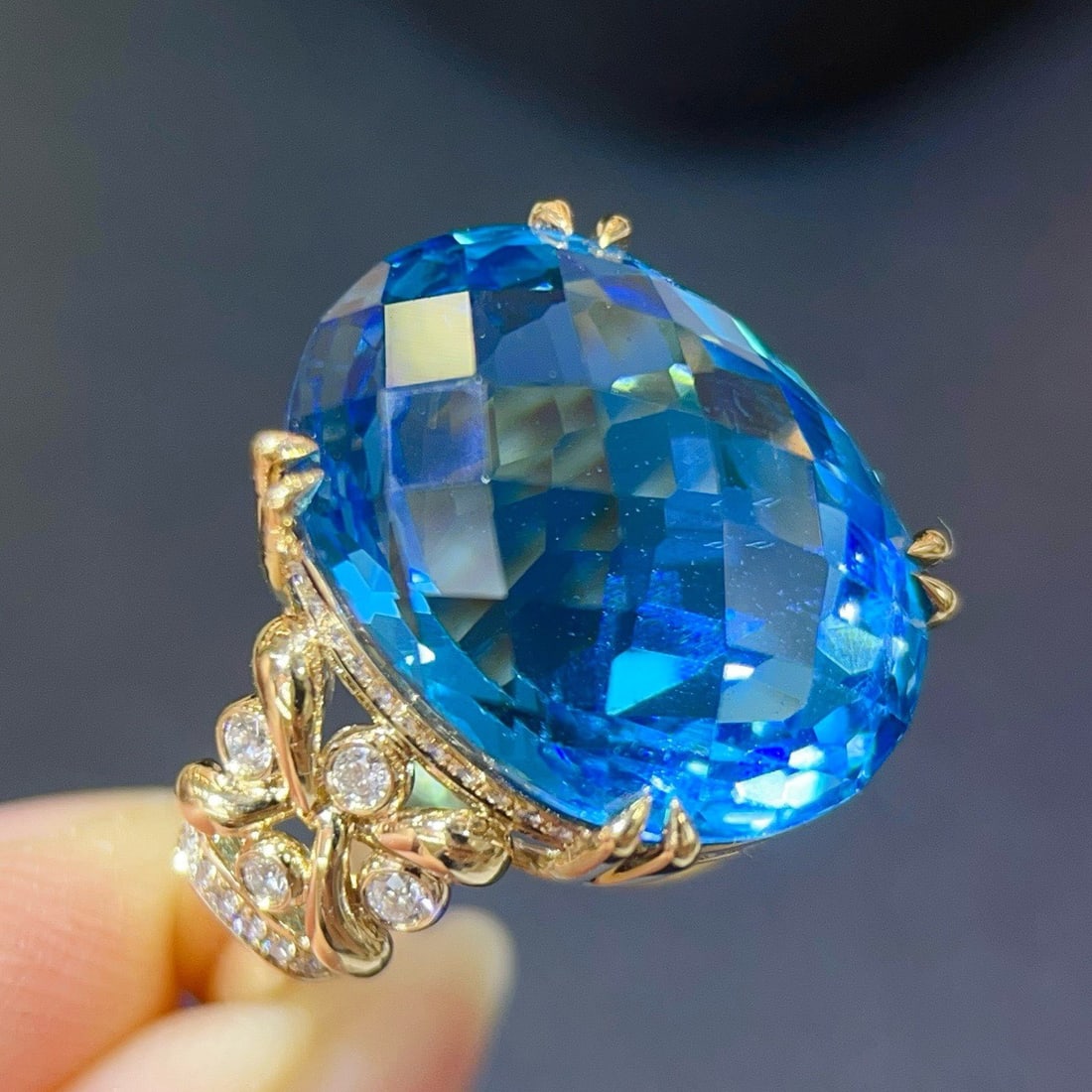 14k Gold 20.38 Ctw Natural Topaz & Diamond Ring: Ref:231122309 // gold content:14k gold // ring size:7. 25us // // main gemstone:topaz // shape:oval // carat weight:20. 03ct // color:blue // treatment:natural // // adjacent gemstone 2 : diamond // s
