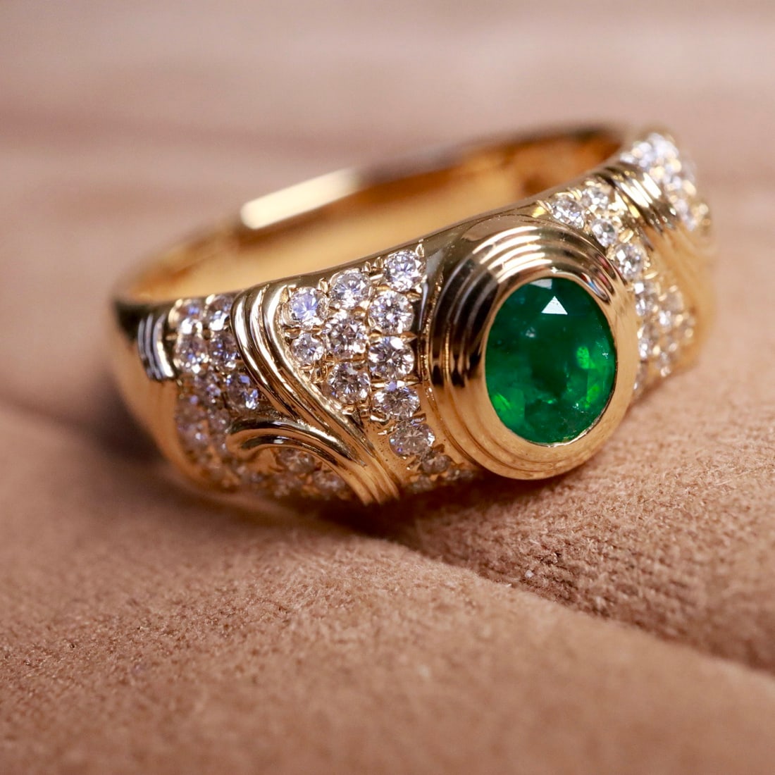 14k Gold 0.84 Ctw Vivid Green Natural Emerald & Diamond Ring: Ref:231122311 // gold content:14k gold // ring size:7. 25us // // main gemstone:emerald // shape:oval // carat weight:0. 4ct // color:vivid green // treatment:natural // // adjacent gemstone 2 : diamo