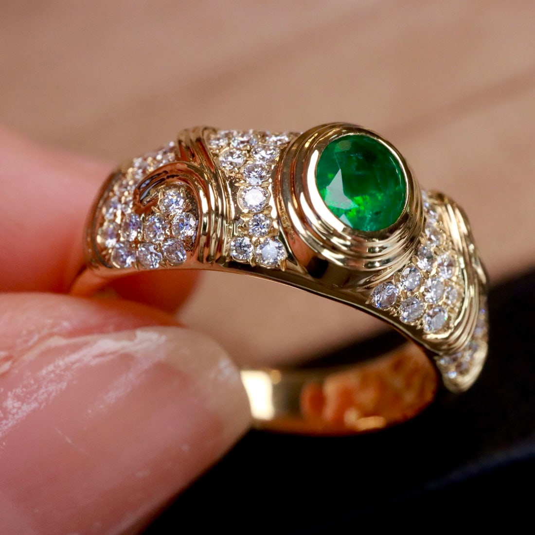 14k Gold 0.84 Ctw Vivid Green Natural Emerald & Diamond Ring - 3