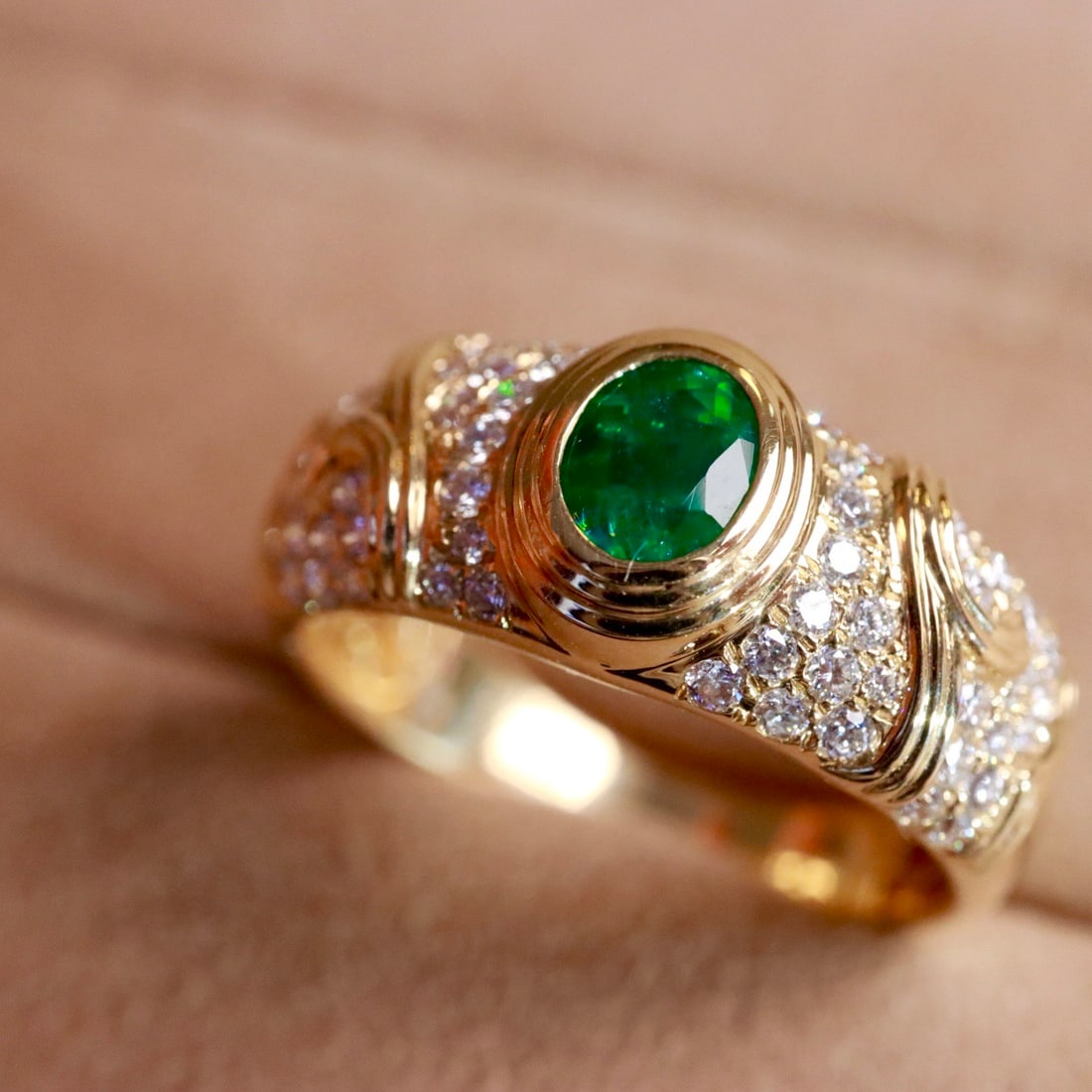 14k Gold 0.84 Ctw Vivid Green Natural Emerald & Diamond Ring - 4