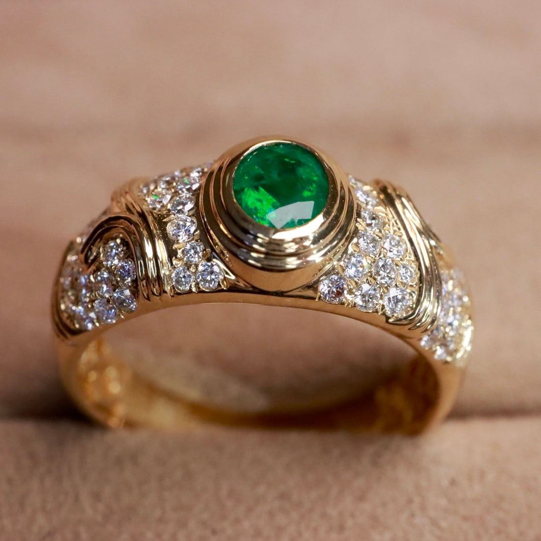 14k Gold 0.84 Ctw Vivid Green Natural Emerald & Diamond Ring - 5