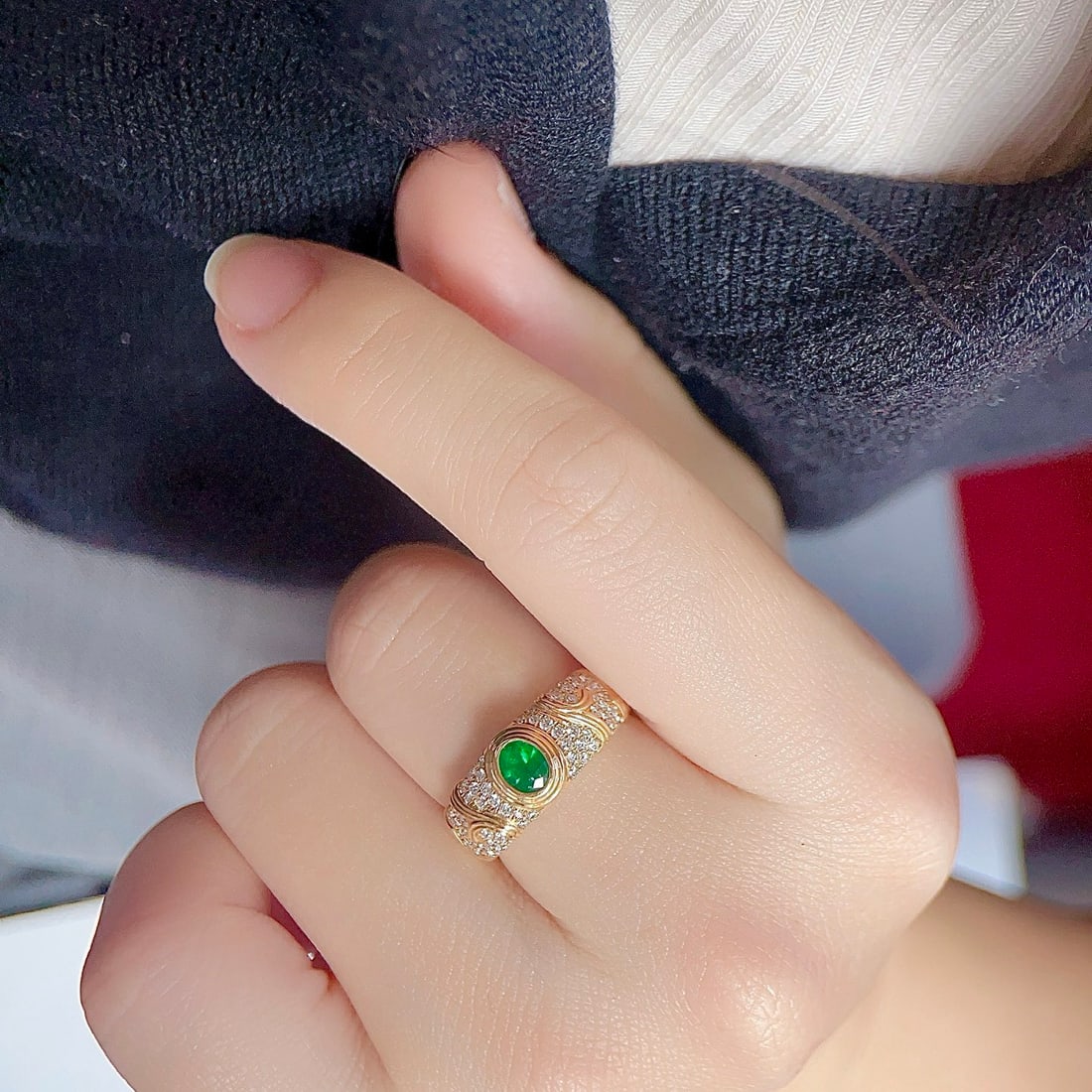 14k Gold 0.84 Ctw Vivid Green Natural Emerald & Diamond Ring - 6