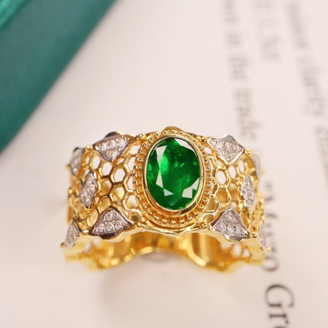14k Gold 0.80 Ctw Vivid Green Natural Emerald & Diamond Ring - 3