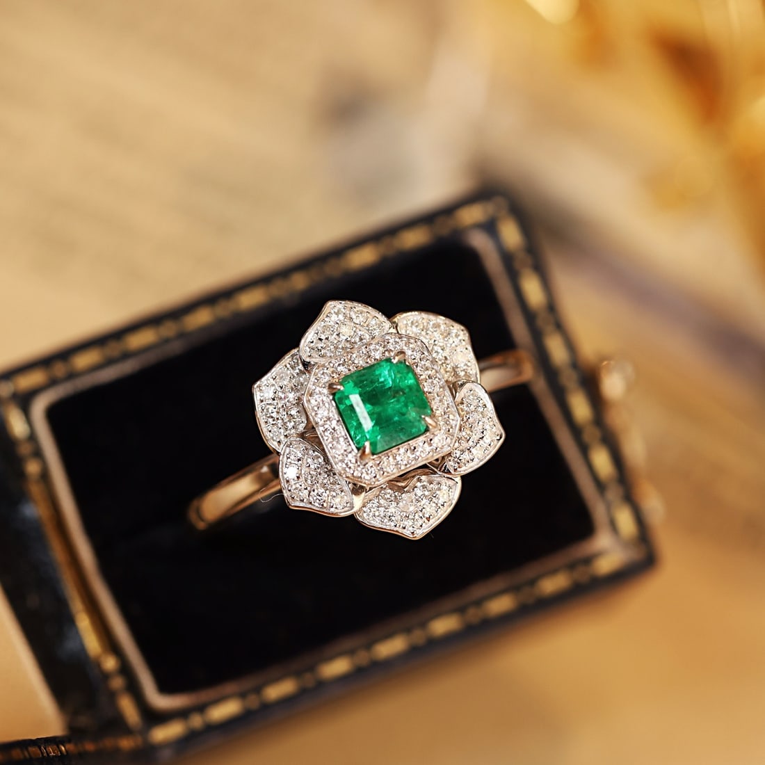 14k Gold 0.76 Ctw Natural Emerald & Diamond Ring: Ref:231122324 // gold content:14k gold // ring size:7. 25us // // main gemstone:emerald // shape:octagonal // carat weight:0. 5ct // color:green // treatment:natural // // adjacent gemstone 2 : diamon