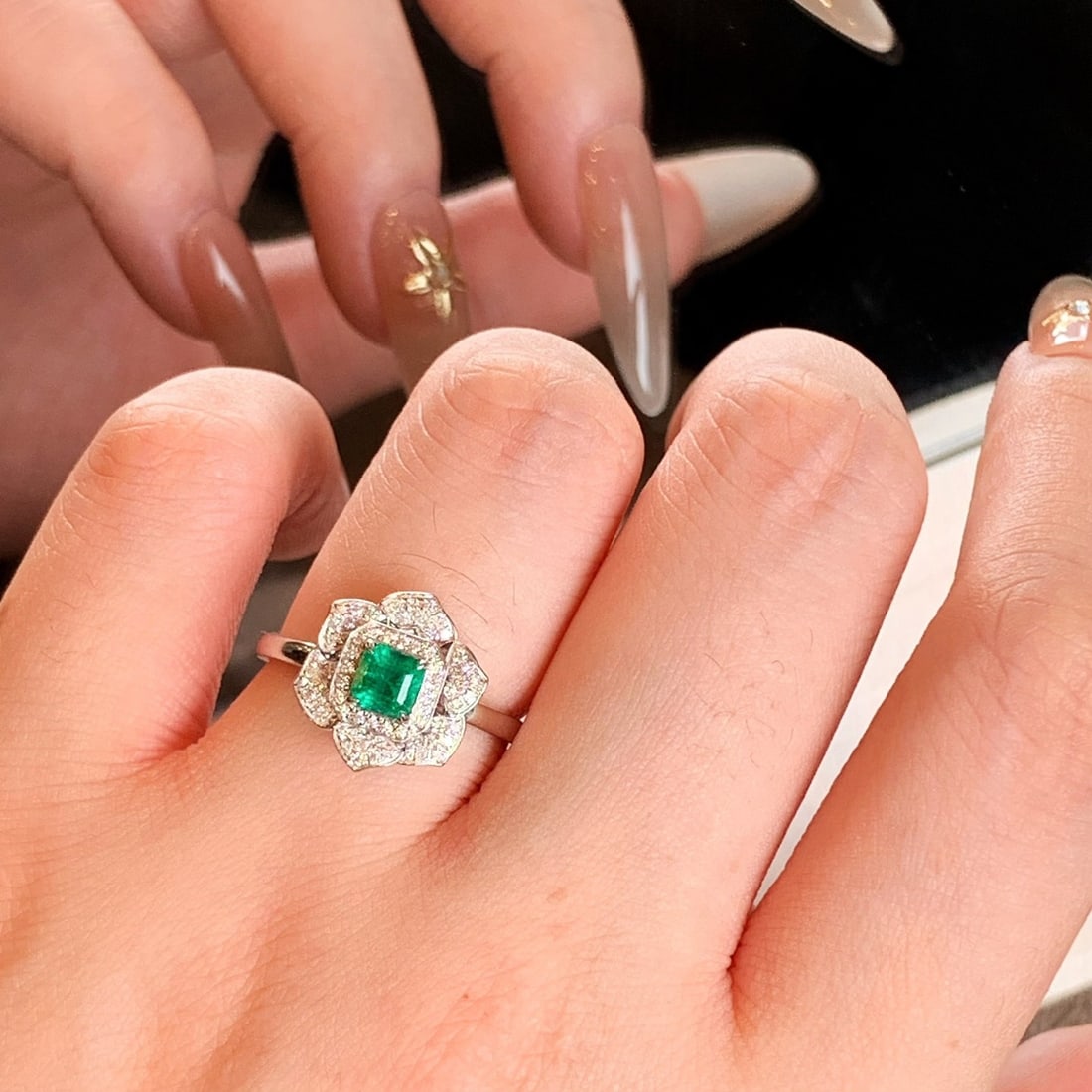 14k Gold 0.76 Ctw Natural Emerald & Diamond Ring - 5