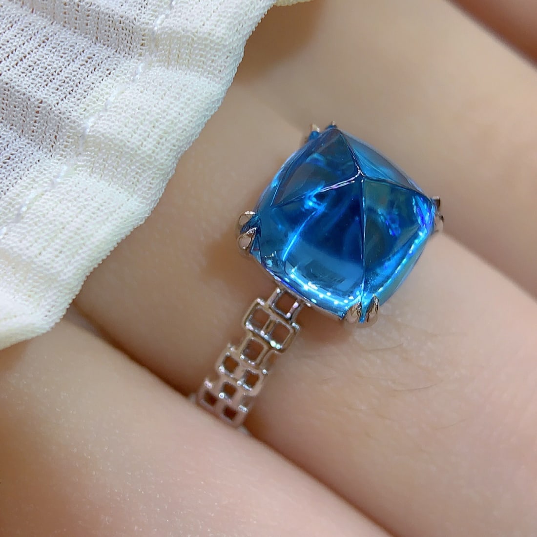 14k Gold 6.2 Ct Natural Topaz Ring: Ref:231122335 // gold content:14k gold // ring size:7. 25us // // main gemstone:topaz // shape:sugar-loaf // carat weight:6. 2ct // color:blue // treatment:natural // High Estimate: 3200 Low Estimate