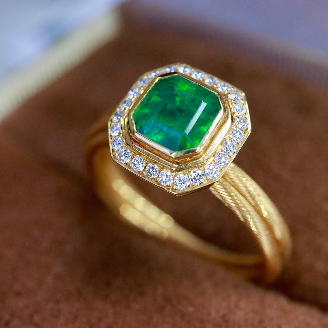 14k Gold 0.90 Ctw Natural Emerald & Diamond Ring: Ref:231122336 // gold content:14k gold // ring size:7. 25us // // main gemstone:emerald // shape:octagonal // carat weight:0. 78ct // color:green // treatment:natural // // adjacent gemstone 2 : diamo